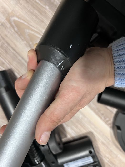 Aspirator vertical cu acumulator