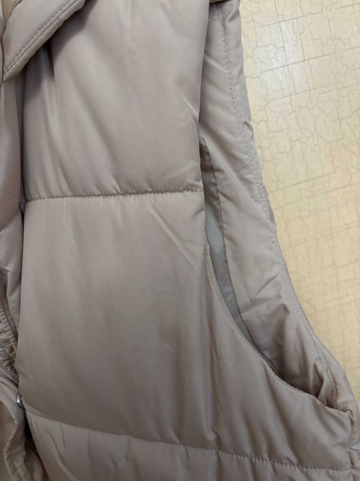 Missguided дълъг ватиран дамдски елек с качулка, бежов, XS / EUR 34, като ново, младежки