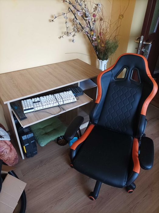 Продавам бюро и стол за бюро