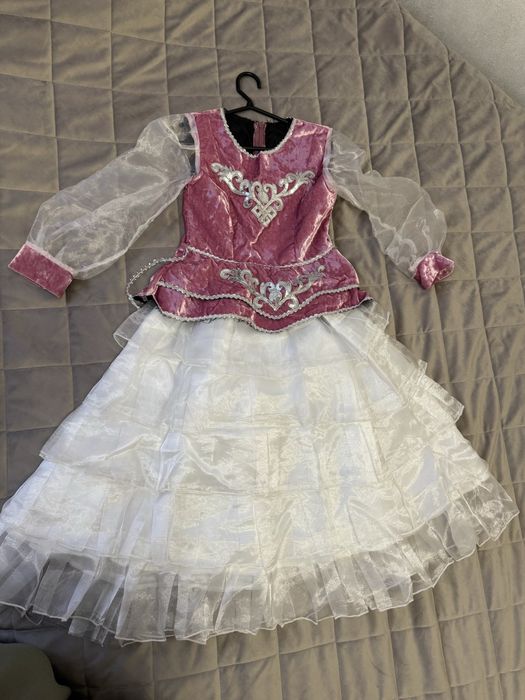 Продам платье на возраст 8-9 лет . Одевали 1 раз. Цена 5000 есть торг