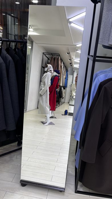 СРОЧНО ПРОДАМ: зеркала, пуфики, стеллаж