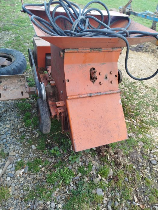 Tocător cu banda pentru fan lucerna etc și moara cu ciocanele