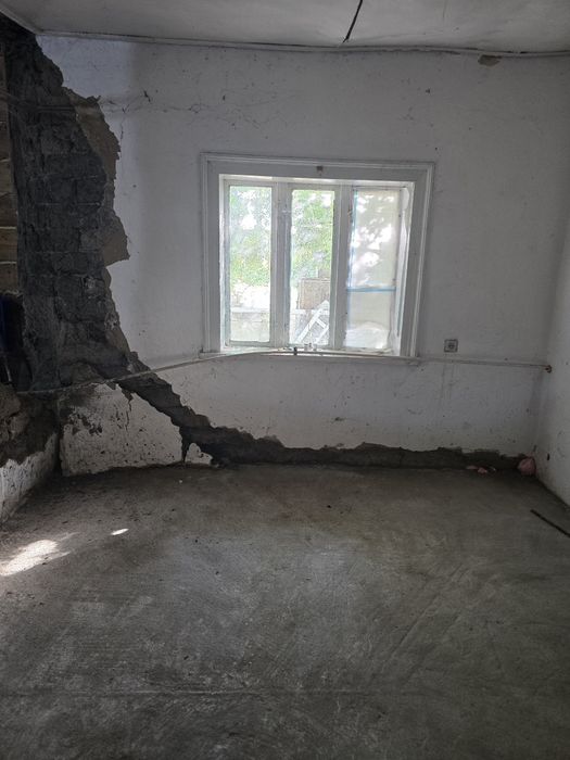 Teren si casa din chirpici