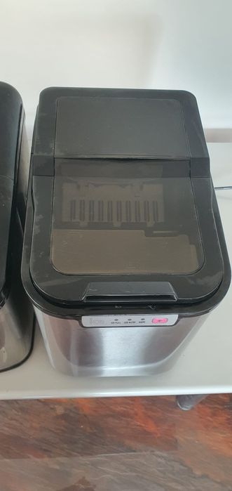 Vând 2 aparate de făcut gheață defecte!