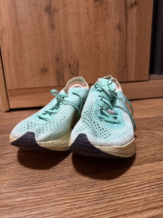 Спортивные беговые кроссовки