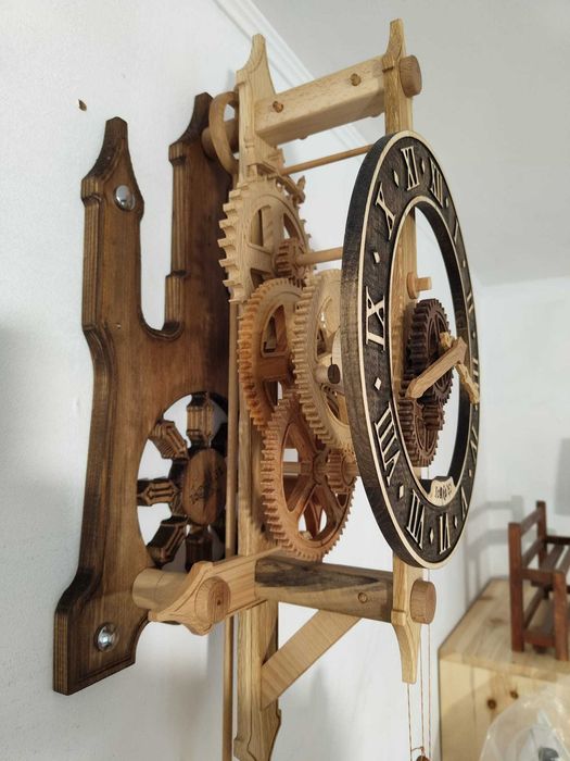 Стенен часовник от дърво