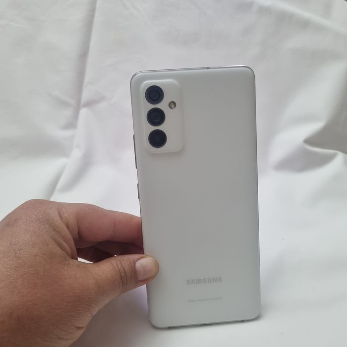 Б/У телефон Galaxy Quantum 2