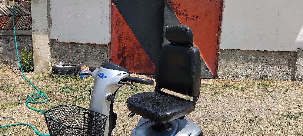 Електрически скутер за трудно подвижни хора.