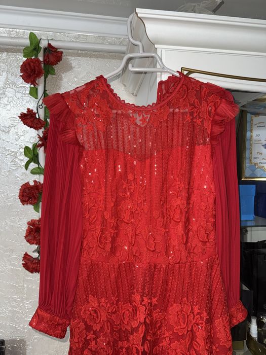 Красное вечернее платье