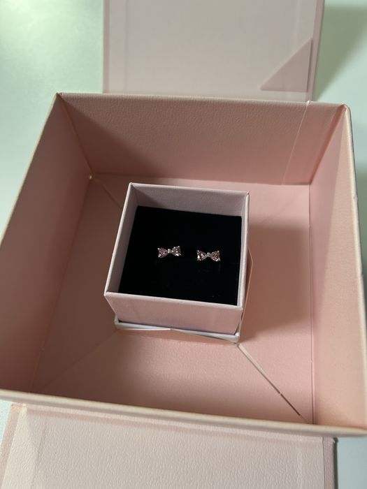 серьги PANDORA бантик-гвоздики