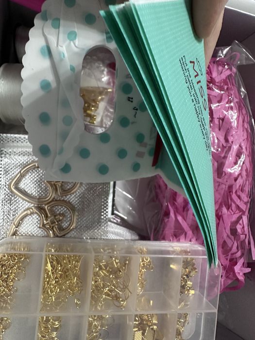 Бисер, нитки иголки