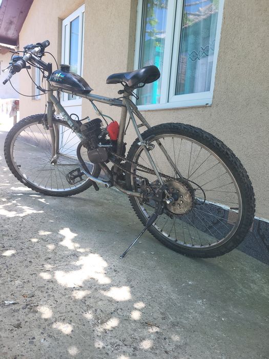 Vând bicicleta cu motor 100 cc 2 timpi