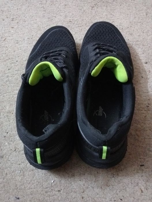 Продам нормальные кроссовки.