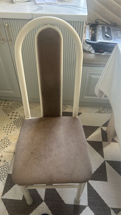 Продаем кухонный стол и 6 стульев