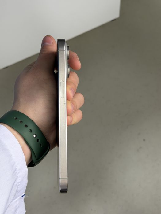 Iphone 15 pro max sostayani ideal