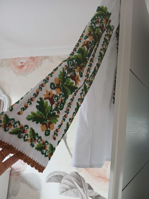 Camasa traditionala cusuta manual cu margele