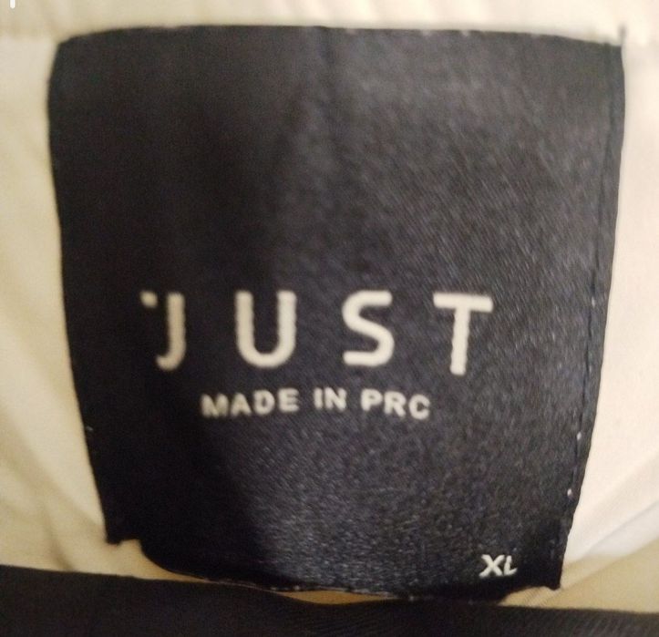 Бомбер белого цвета