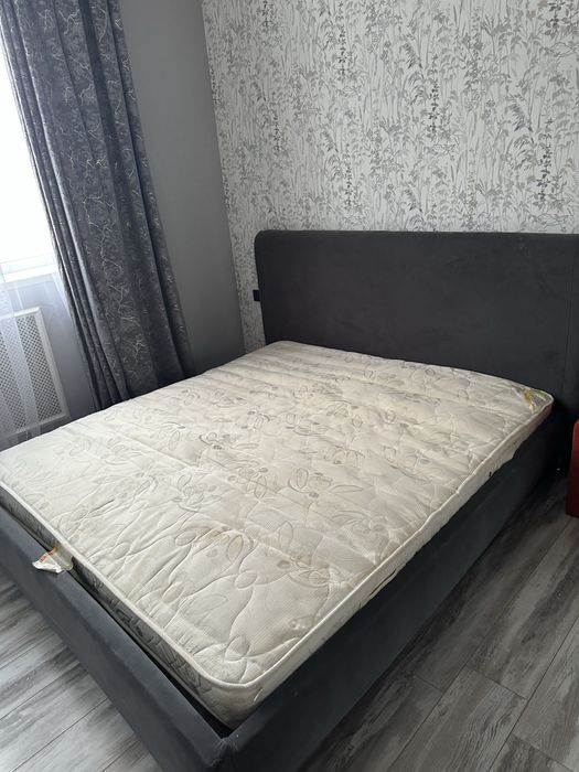 Кровать.