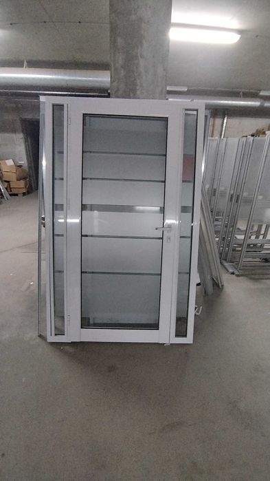 Алуминиевa вратa с касa, бяла със стъкла - лява 132/210см