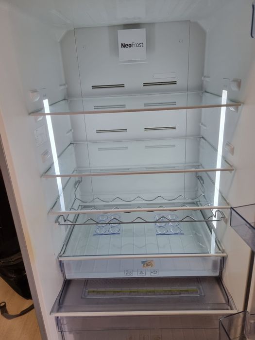 Vând frigider beko si scaune