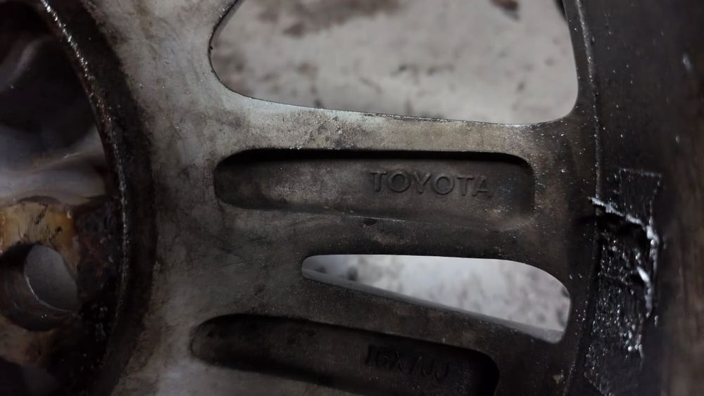 Продам оригинальные диски Тойота R16
