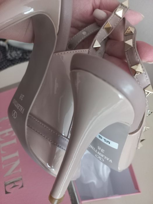 Продам новые туфли Valentino