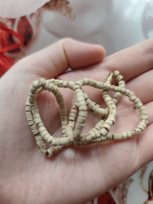 Щеточка для бровей,серьги,туласи бусы