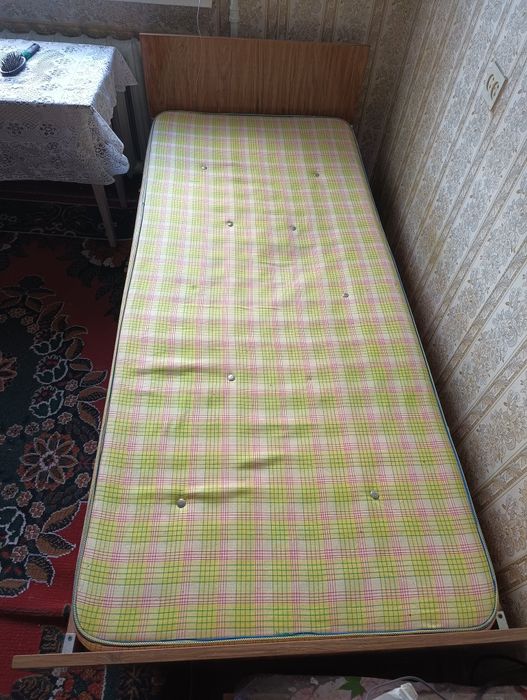 Кровать с матрацем.