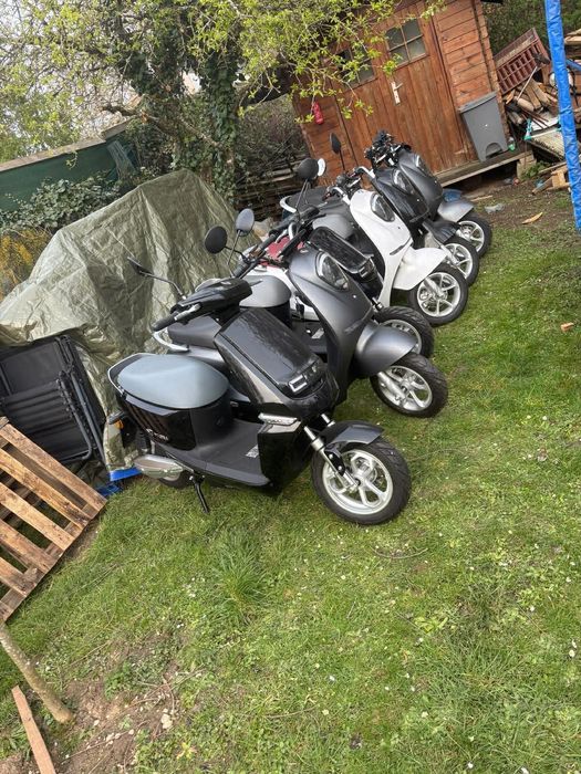 Vând scutere electrice de 50cc și 125cc