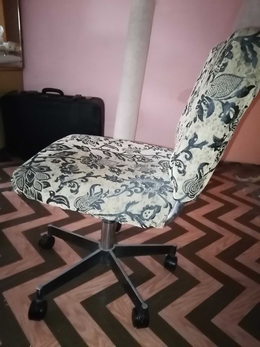 Продавам офис стол