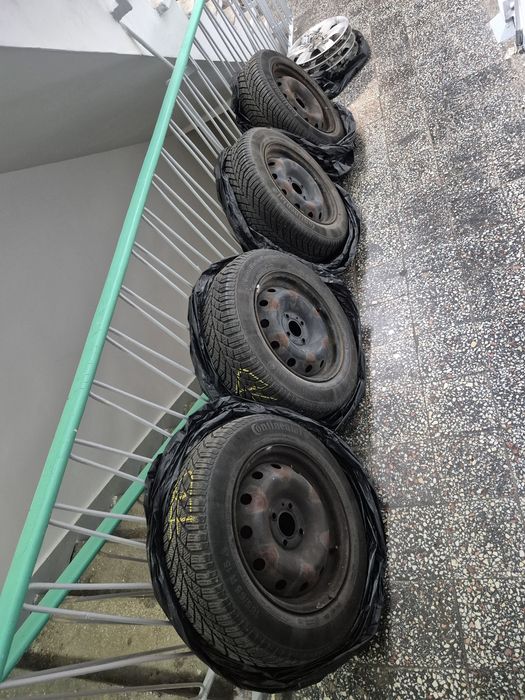 Vând set anvelope Continental 185/65 R15 (de iarnă), jante și capacele de ornament.