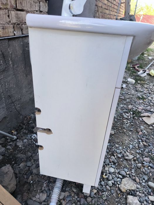 Белая раковина с тумбой