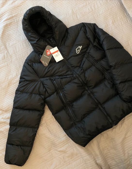 Geaca Nike nouă cu etichetele pe ea
