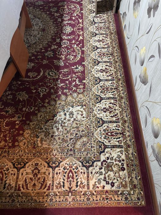 Диван тахта с подушками и ковер