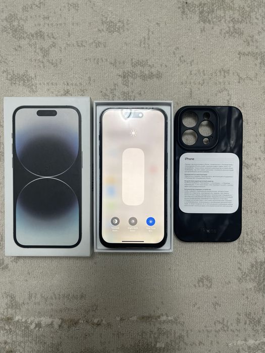 iPhone 14 Pro с документами