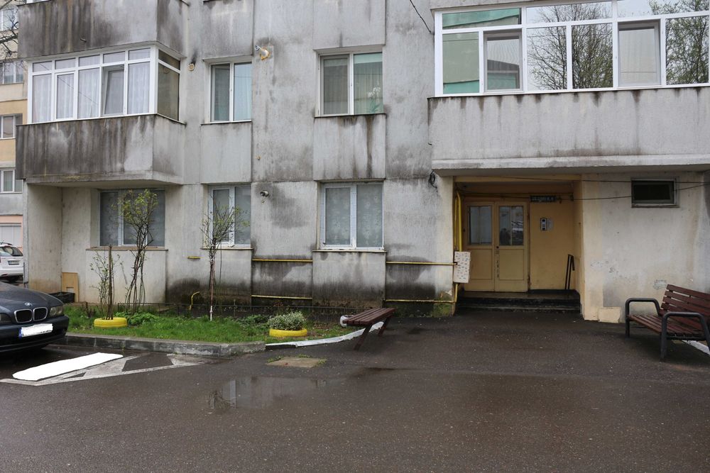 Persoană fizică, vând apartament cu 3 camere decomandat – Str. Gloriei, Roman la 10 min de Piața Smirodava