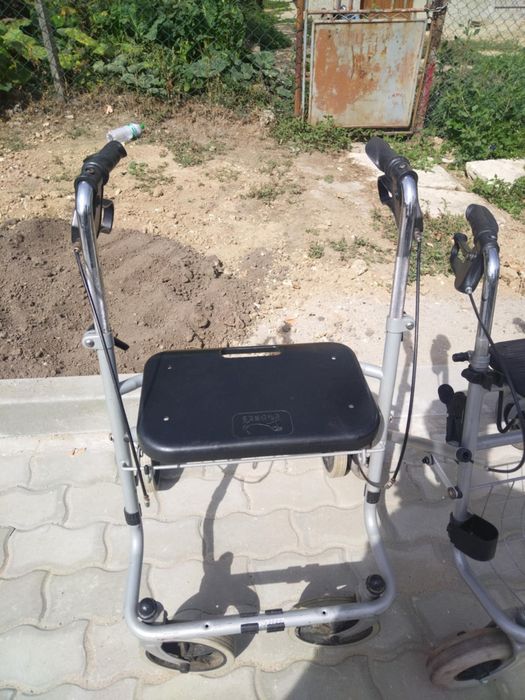 Проходилка ролатор/сгъваема/със седалка.
Здрава без забележки.
Сгъва с