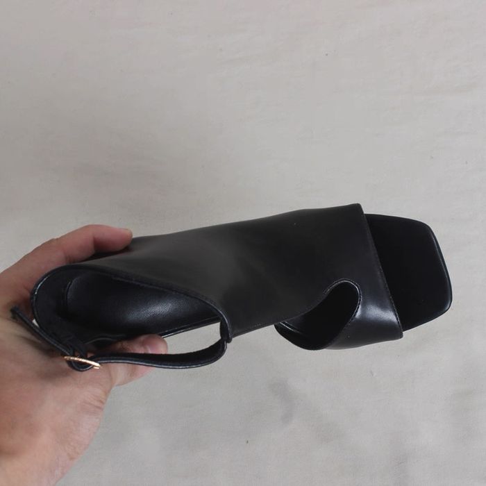 Сандалии-ботильоны новые