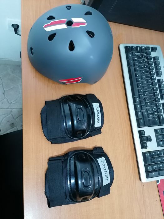 Каска за ролери и блейдове с наколенки