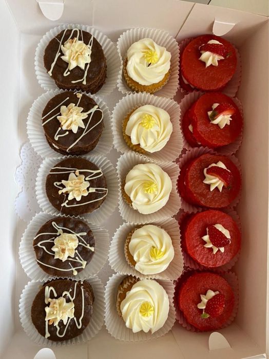 Пирожные пироги капкейки чайный стол