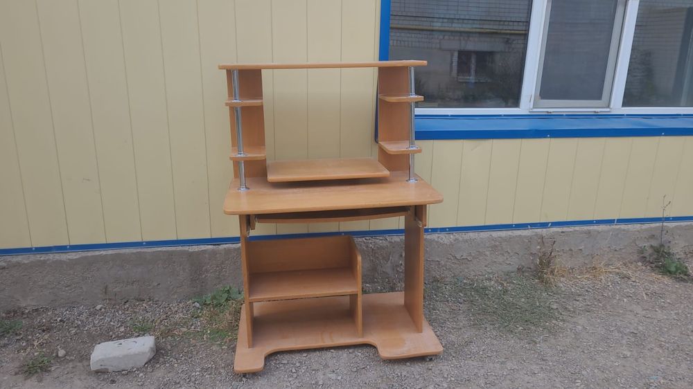 Продам компьютерный стол