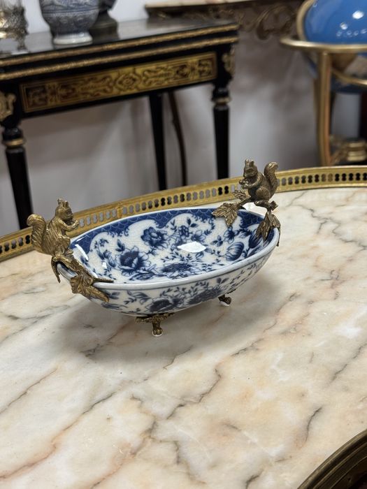 Bomboniera din portelan si elemente bronz