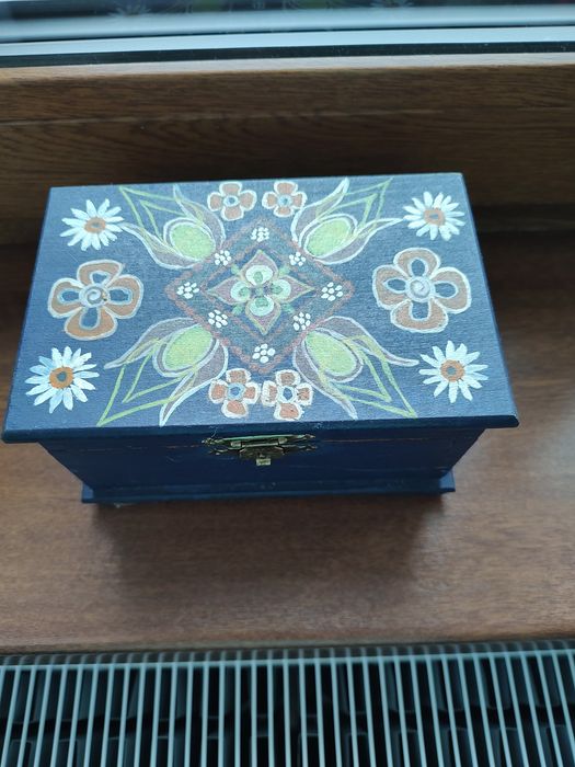 Cufăr / cutie din lemn pt bijuterii pictata manual