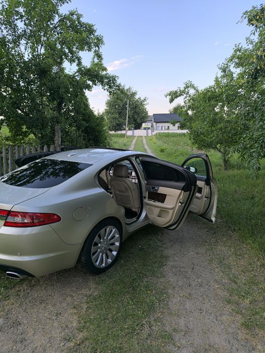 Vând sau Dezmembrez *Jaguar XF*