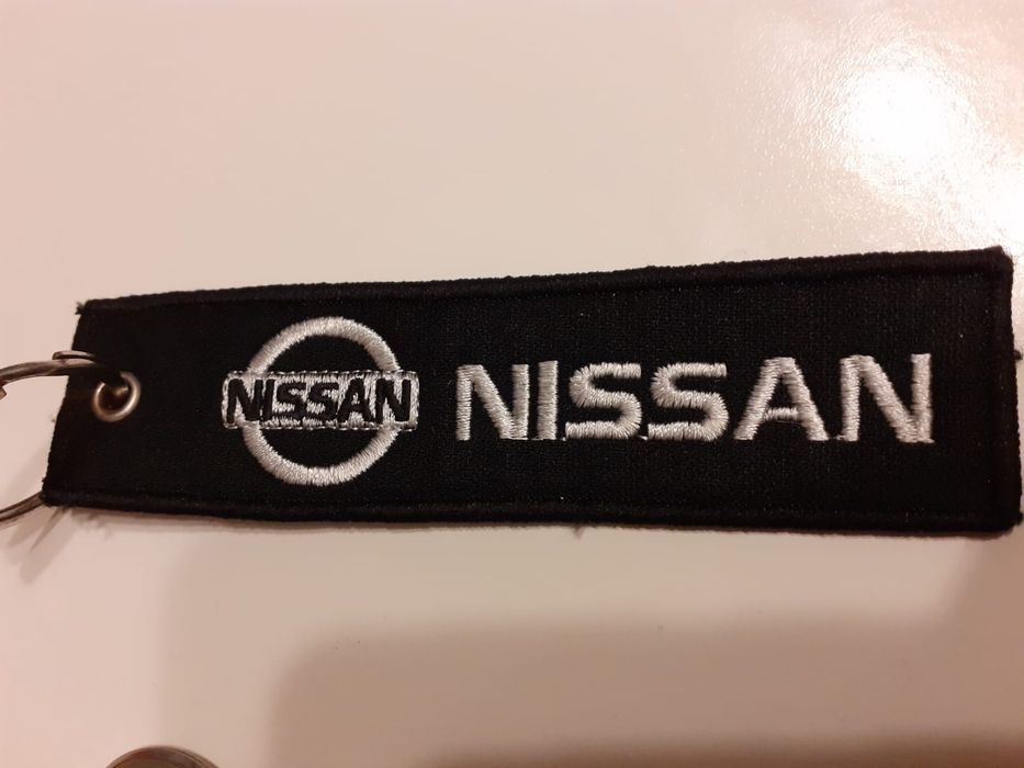 2 brelocuri cu emblema Nissan