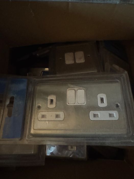 Detectoare de fum,intrerupatoare si becuri led