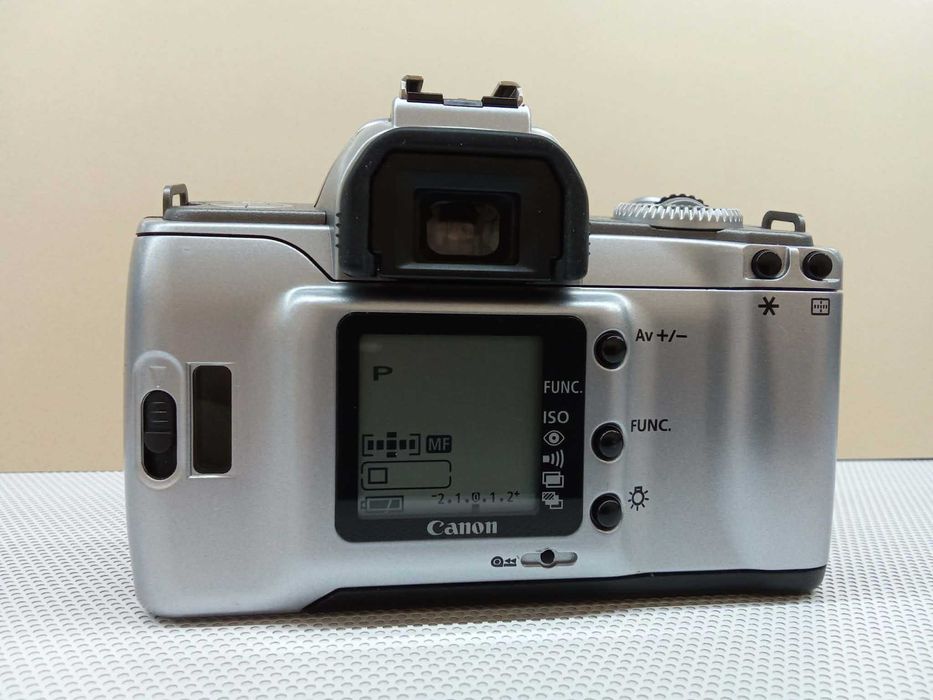 Продавам фотоапарат тяло Canon 300v