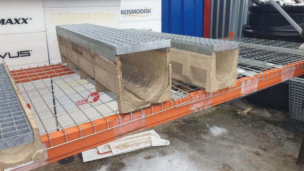 Oferind spre vânzare o cantitate mare de rigole industriale de beton