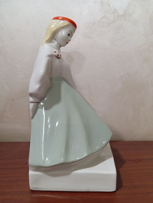 Статуэтка в народном костюме