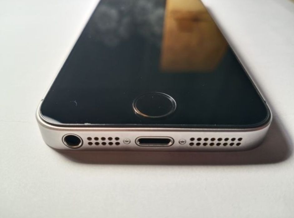 Продам iPhone SE 2016